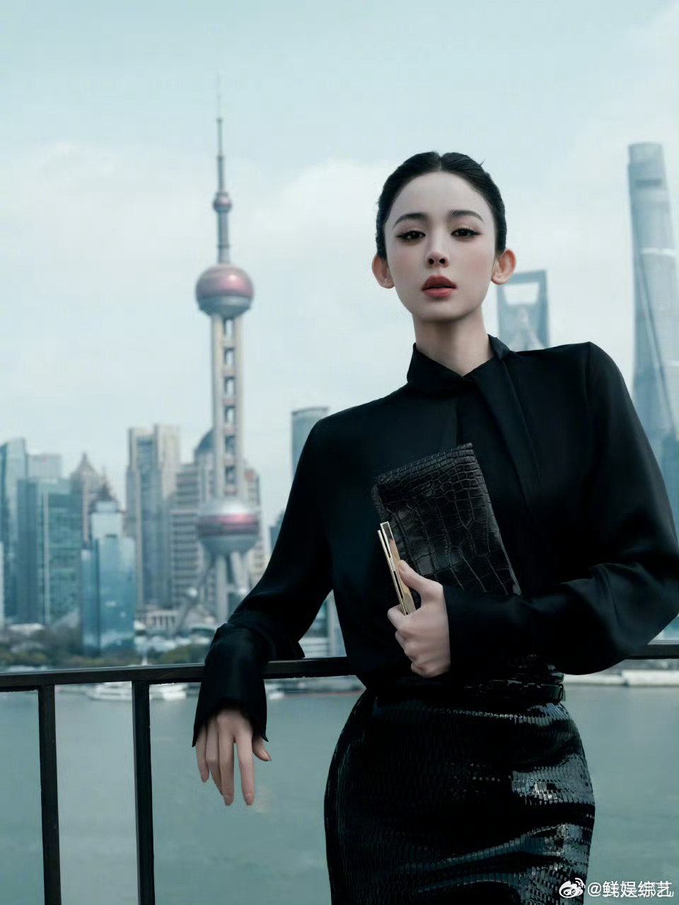 娜扎今日look黑蛇纹裙自带野性滤镜！娜扎利落盘发+红唇，冷艳与性感双杀，生图直