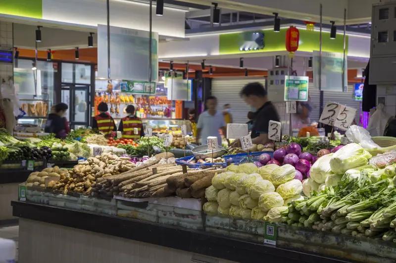 买菜去超市还是菜市场，这还挺让人纠结的。现在不少年轻人爱去超市，价格明码标价，不