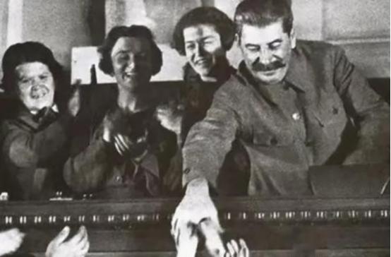 苏德战争胜利后，20年代逃出去的白俄都认为斯大林干出了远超沙俄任何一位沙皇的功绩