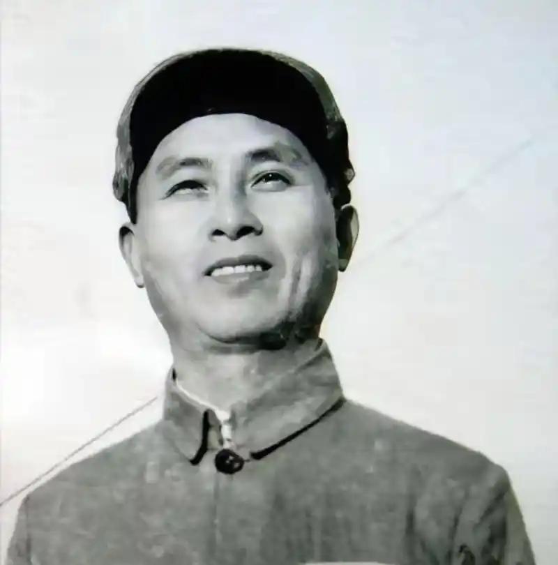 1941年，谢育才夫妇被捕，在狱中生下一个儿子。为逃出去，夫妻二人将儿子遗弃，越