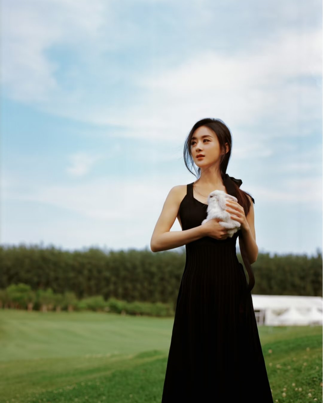 2021年赵丽颖与小兔子的合照～ ​​​