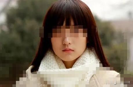 河北一83岁大爷，让25岁女村民帮其设置刚买的手机，不料，大爷趁女村民不备突然伸