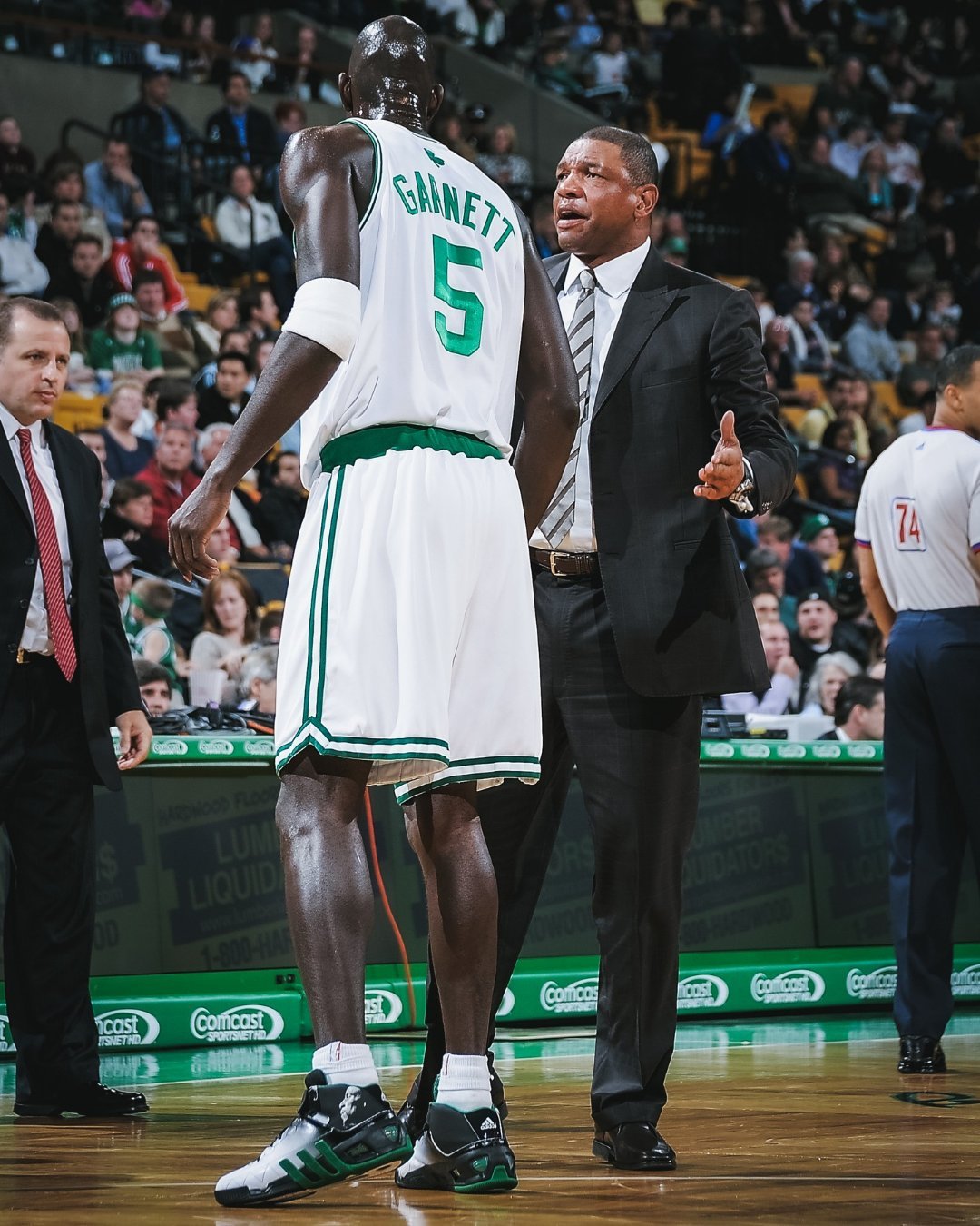 凯尔特人图库 凯尔特人官方晒照，恭喜前任主教练里弗斯入选篮球名人堂！河文档带队的