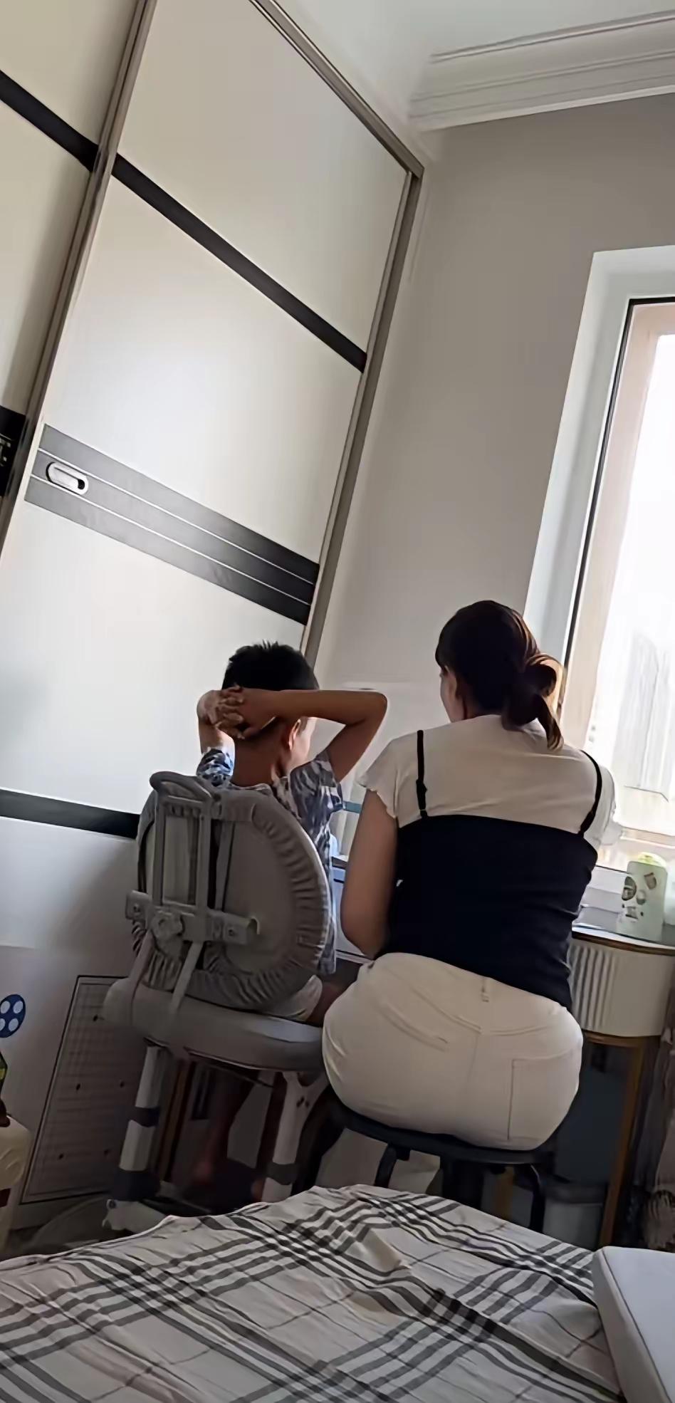 孩子四年级，今年暑假报各种兴趣班，各种补课已经花了一万多！为了孩子，目前已经开始