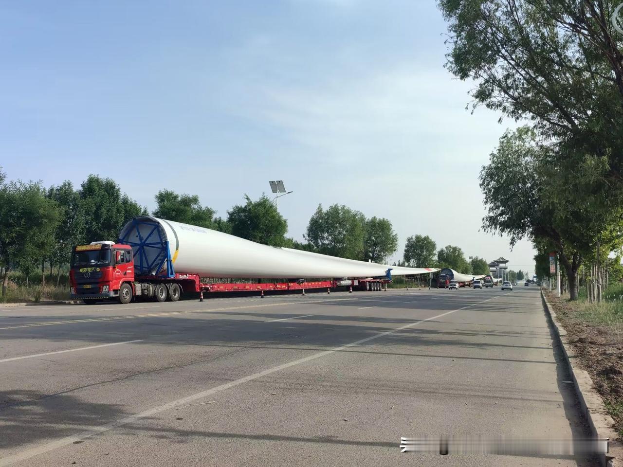 那天是我第一次看到它们，远远望去以为是国庆阅兵的东风导弹武器呢，有些震撼。离近了