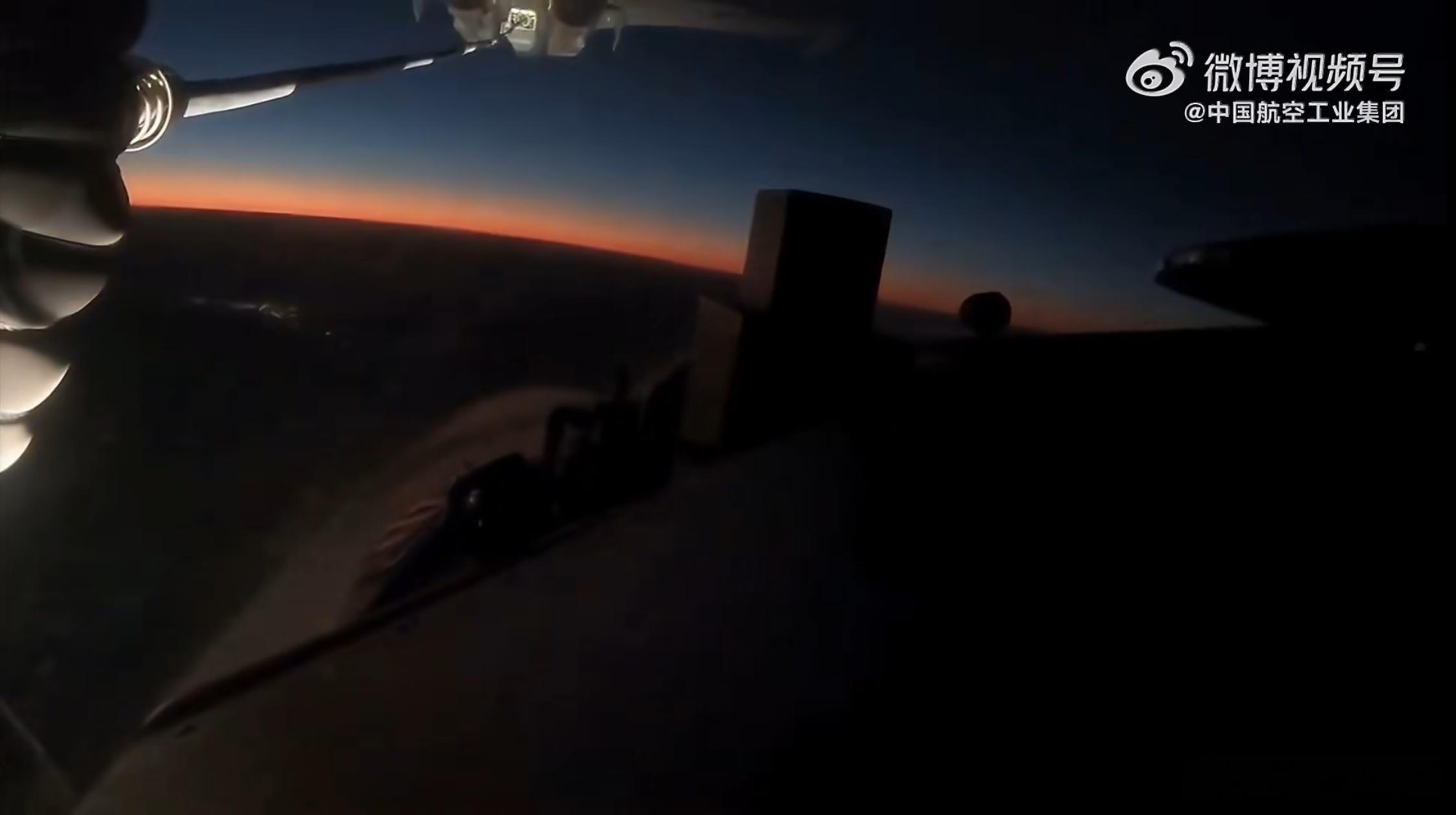 飞鲨昼夜加油训练老飞鲨无论陆基还是上舰，现在服务于飞行训练和舰载机飞行员培训，那