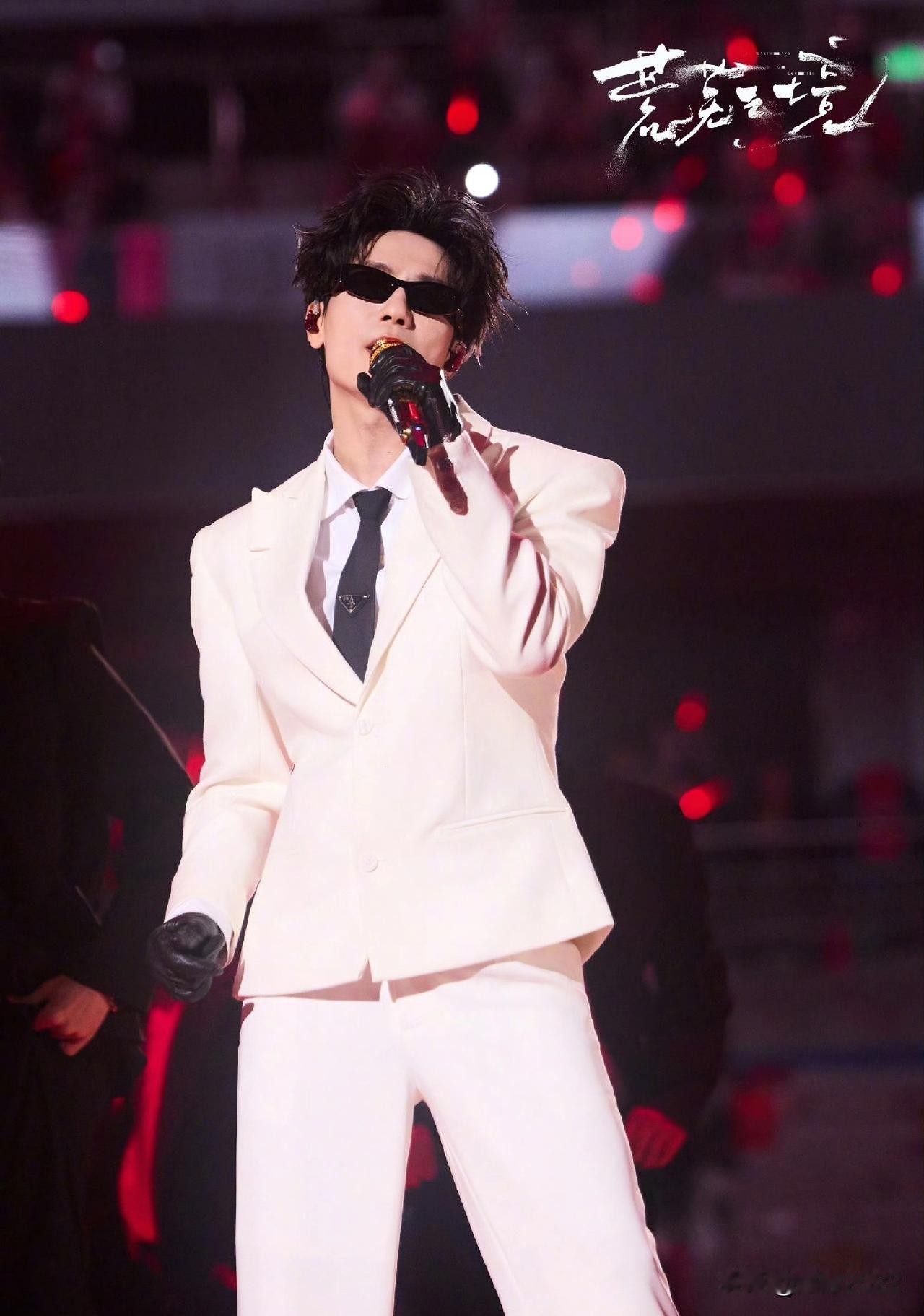 陈楚生 跳舞时酷酷的
跳完时说：一条老命快没有了[笑哭]
紧接着来了一段脱口秀表