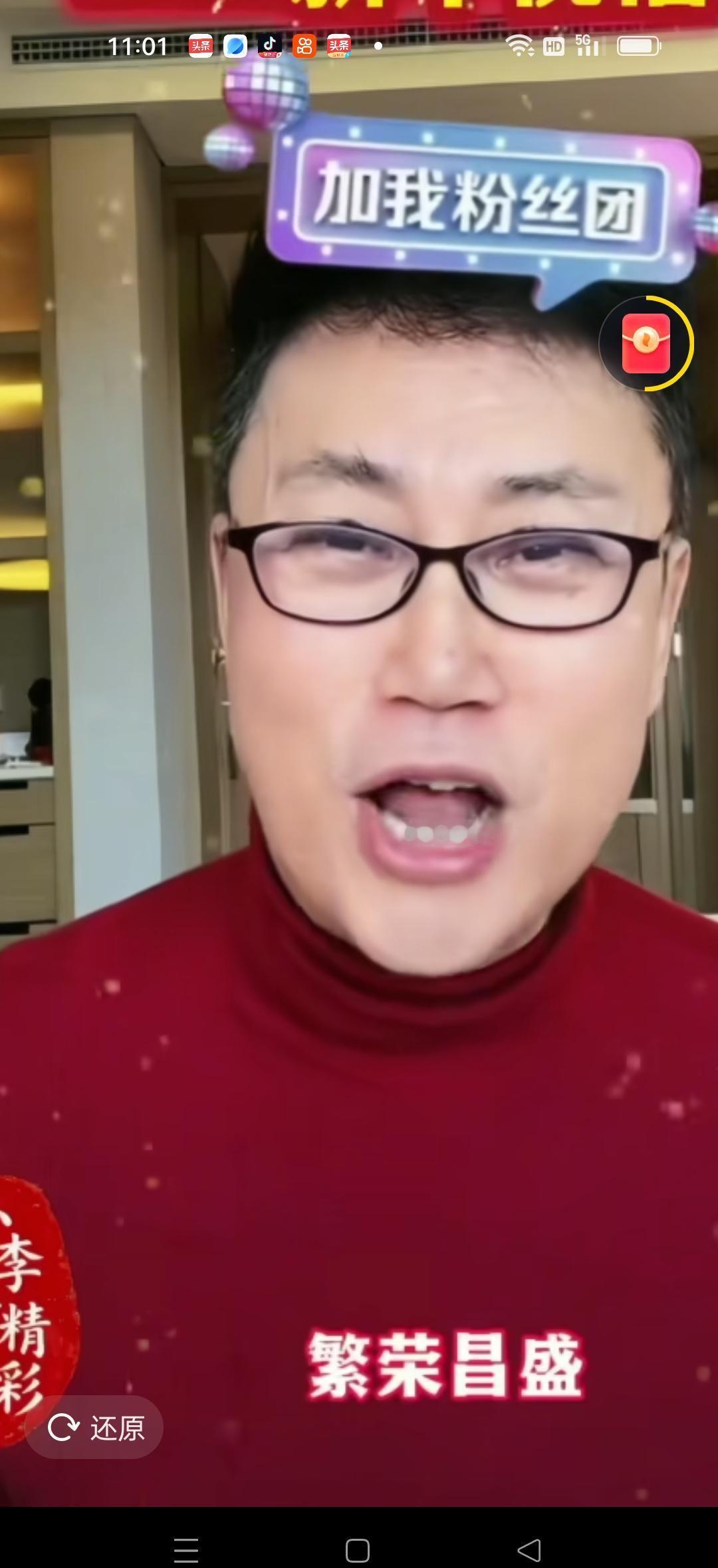 95岁的生命正在安静倒数，59岁的父亲刚刚摆满月酒。
你把手机屏幕递到她眼前。