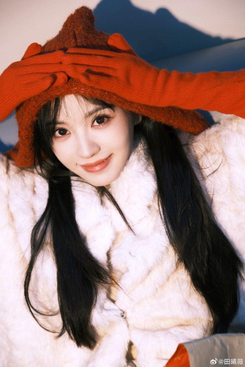 田曦薇红手套红帽子田曦薇元宵节晒照营业 田曦薇红手套红帽子！ 