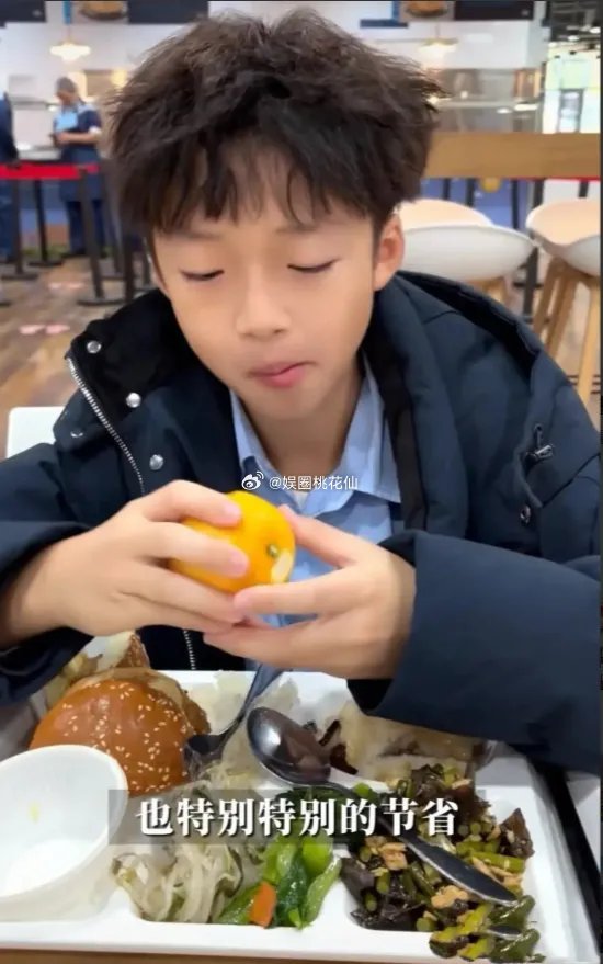 冉莹颖一家看起来并不穷。他们春节刚从马尔代夫度假归来，又前往三亚度假，邹市明还提