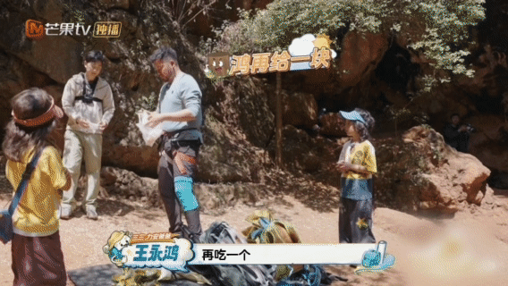 闻闻萌娃届的小武艺爸爸当家 从爸爸手里接过三明治开心到起飞，走两步只剩包装袋一脸