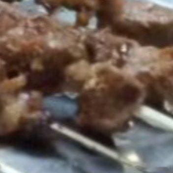 娃又来吃烧烤，牙不行，减肥，我不吃，我就看着就行，闻闻味道就好了