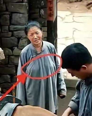 看电视剧《生万物》，有人吐槽迟蓬老师扮演的大脚娘，穿衣邋遢，胸部下塌，走路晃来晃