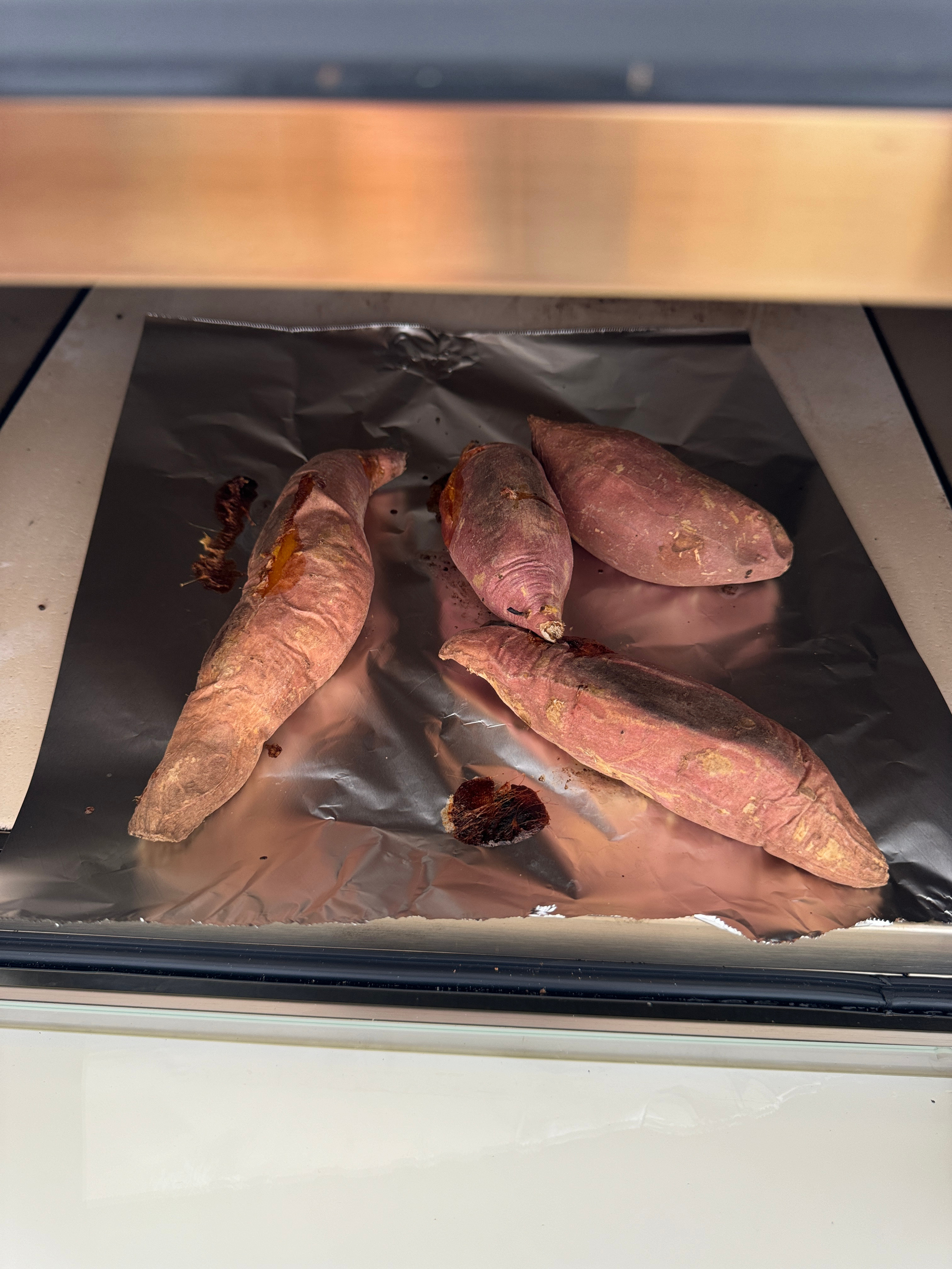 烤完面包的石板平炉，余热够烤几批红薯了[嘻嘻] ​​​