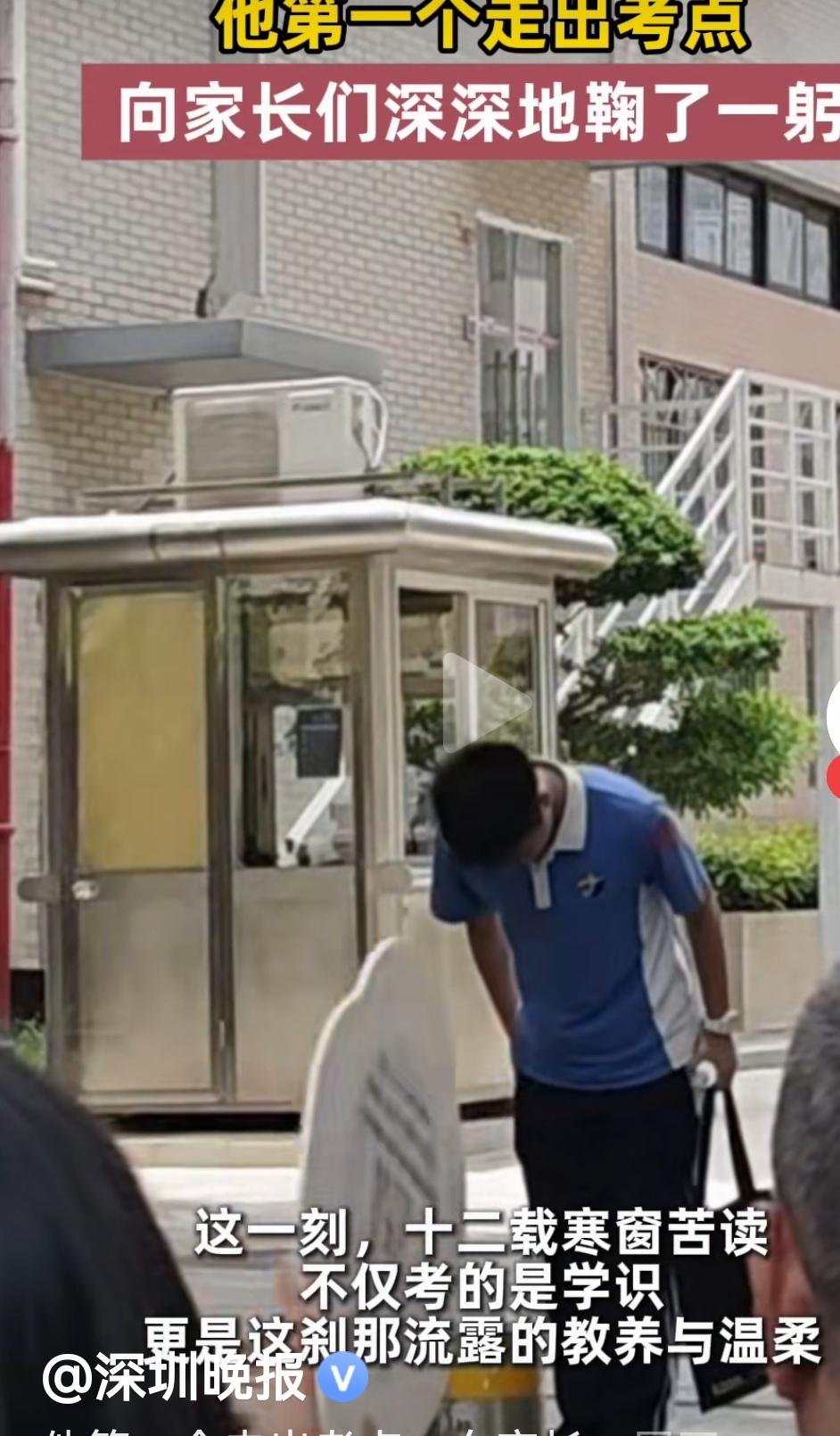 两位考生的举动，引来不同的声音。
     这几天满屏都是莘莘学子参加高高的各种