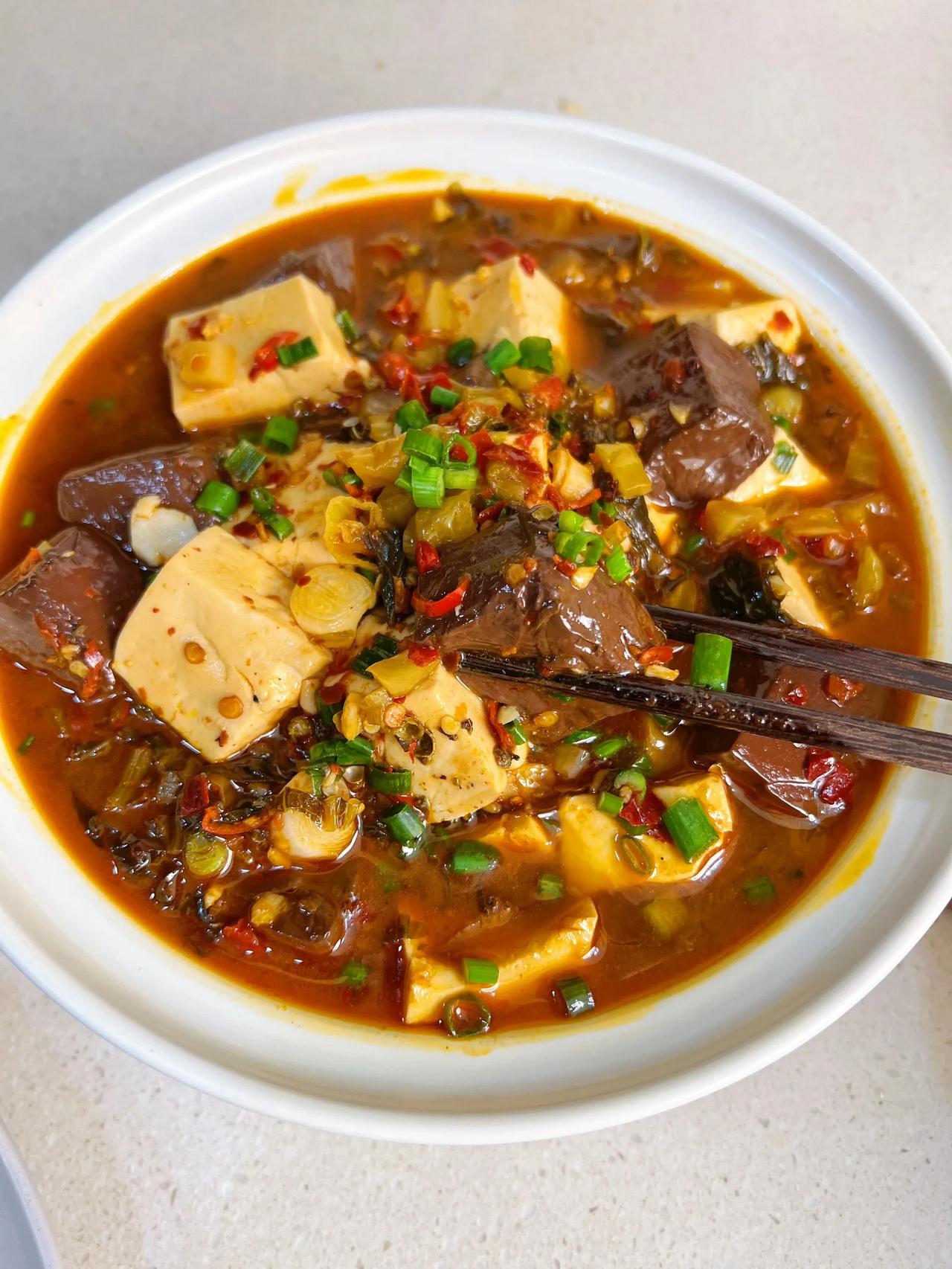 猪红烧豆腐，嫩滑入味，放点酸菜绝绝子
我妈教的这道菜真的巨好吃，10块钱的快乐谁