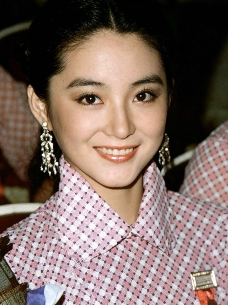 林青霞 华语影坛第一美人  既有中国传统古典美，又带着新时代的洋气在身上，扮相可