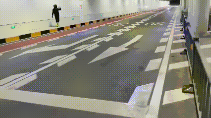 一个优雅拍照，一个驾驶不上心！
看着这摩托也不是那种飙车特别快的情况，可不知道为