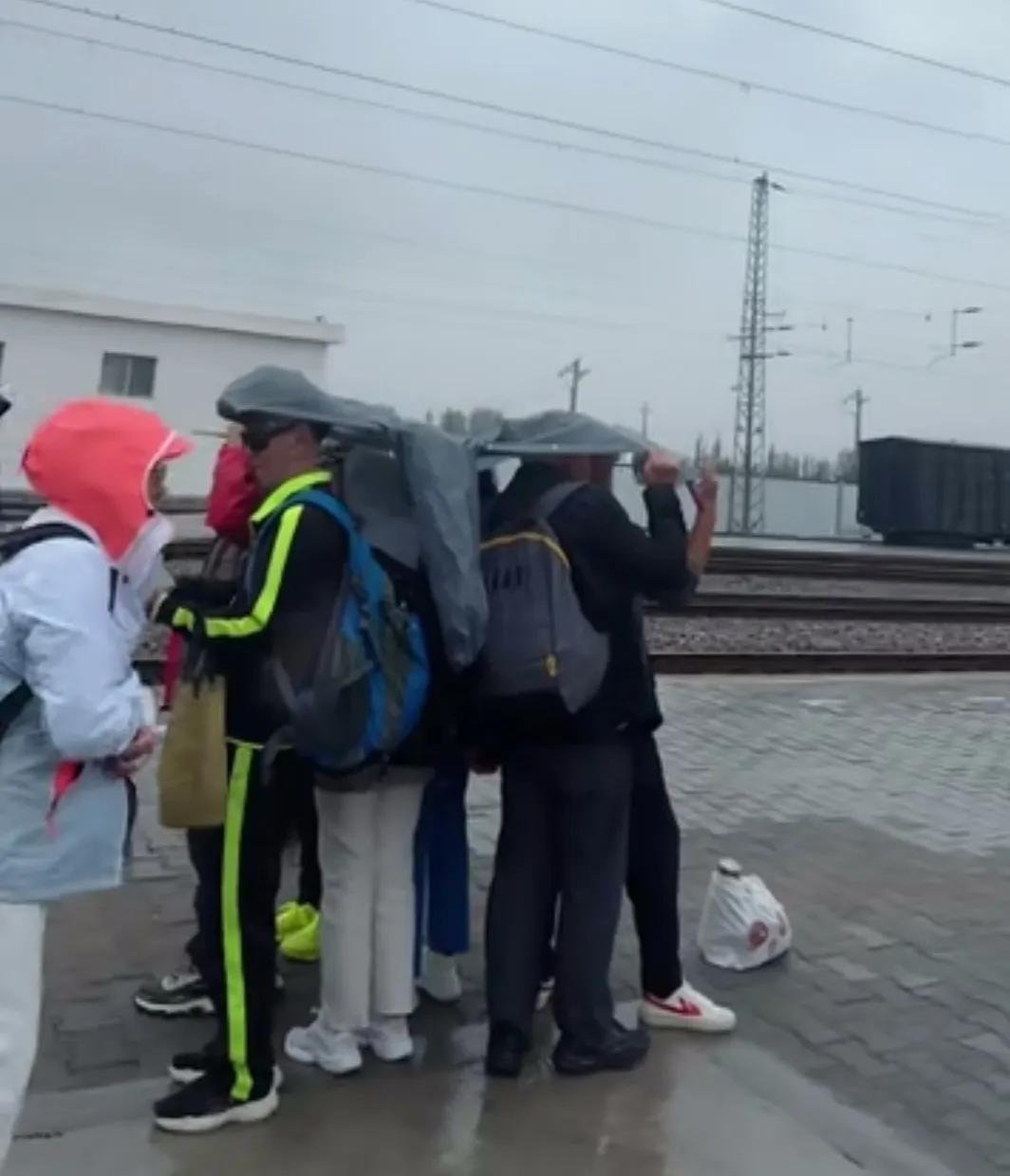 有朋友发的巴彦淖尔市乌拉特前旗火车站，下着雨不让旅客打伞候车，只能淋着雨等候火车