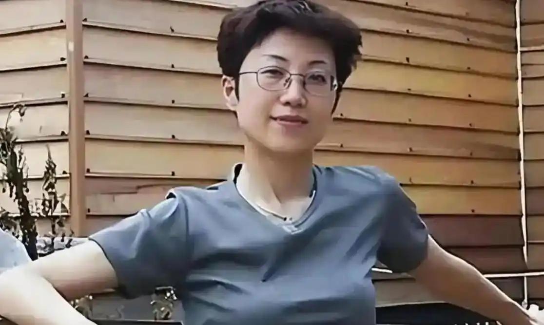 她持美国绿卡带着丈夫和5岁儿子回国探亲，返程在北京首都机场准备离境时，被国家安全