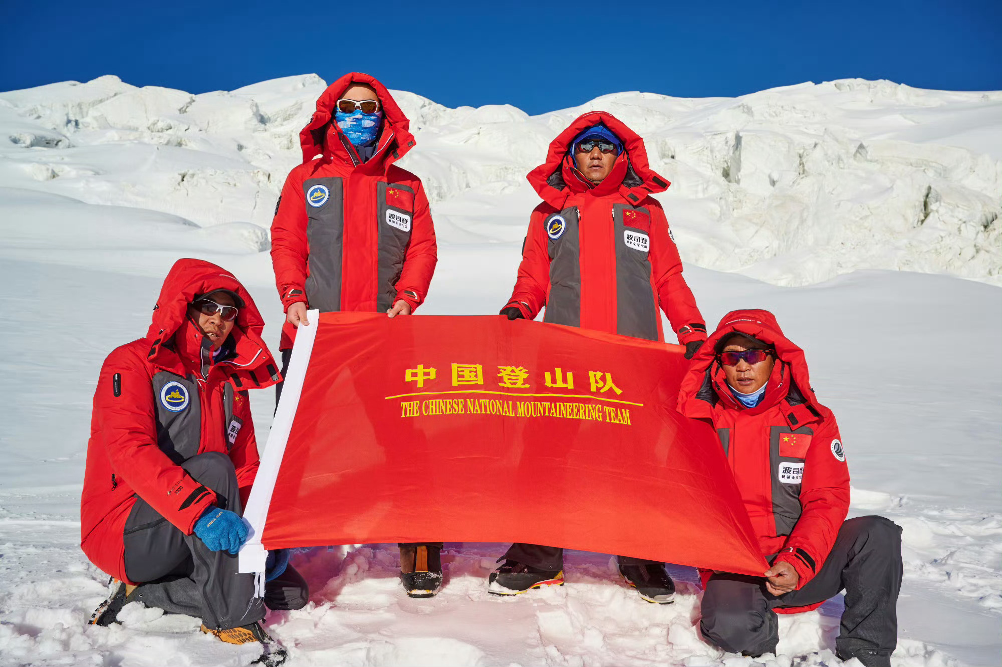 全球极寒地10件有7件波司登看到南北极科考队的纪实片段，一眼就注意到他们身上的波