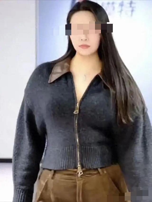 形体模特李琪凭借健硕高大的身形出圈，不少网友感慨，这般充满力量感的体态，打破了大