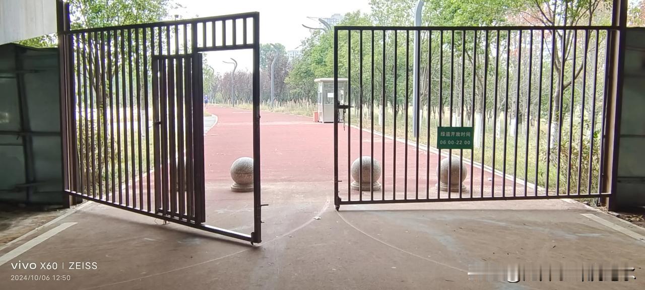 今天上午，到西咸沣河生态公园，园子东门（在G30桥下，门外就是沣河河堤路。）开着