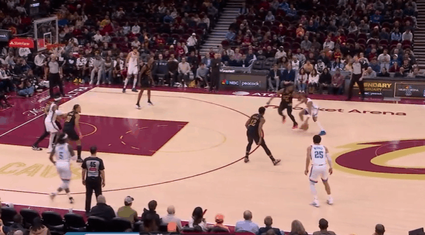 切特观察：有无球结合超高效砍下28+8，助雷霆32分大胜骑士图1清空一侧肘区背身