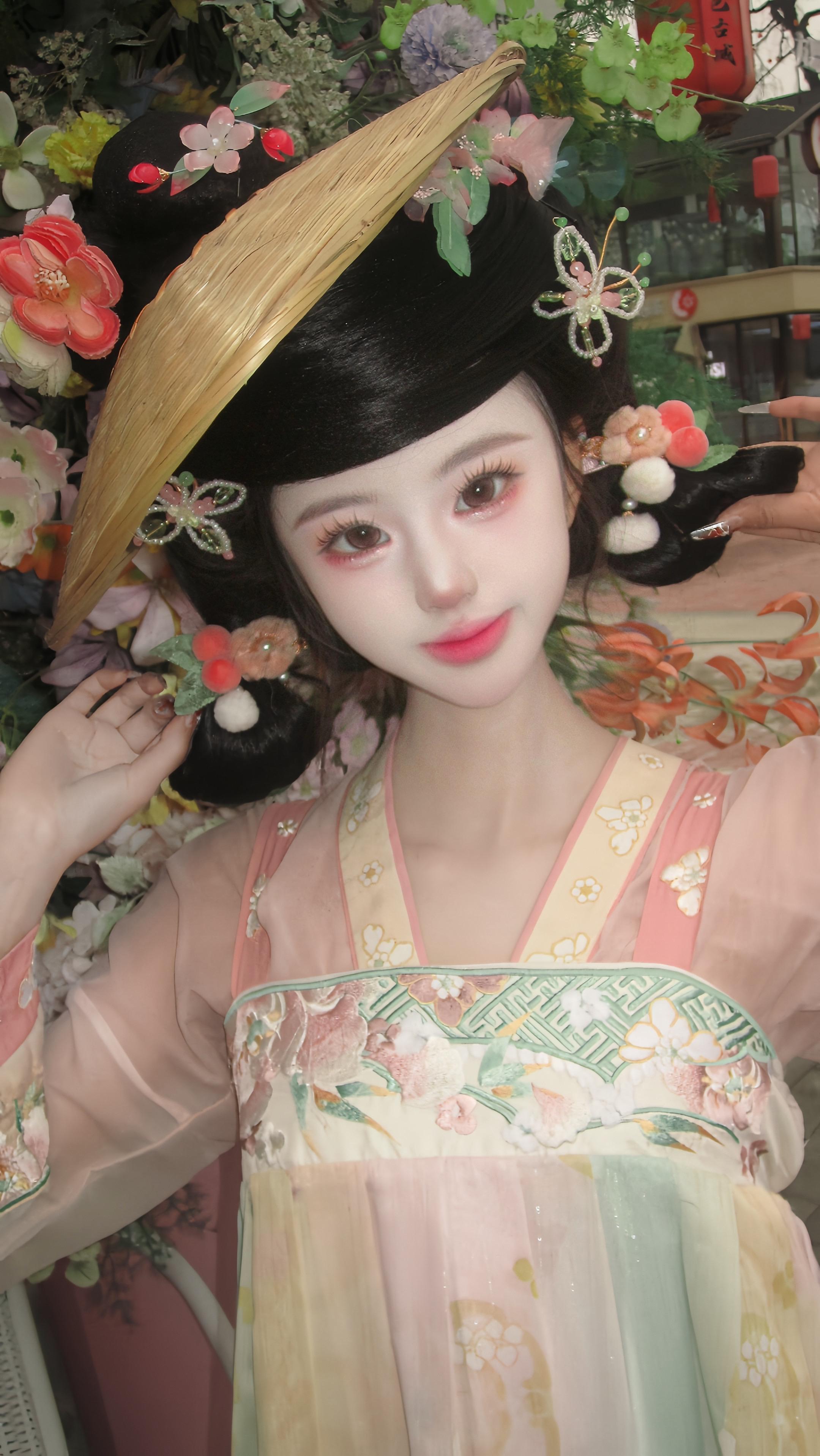 “袅娜少女羞  岁月无忧愁”