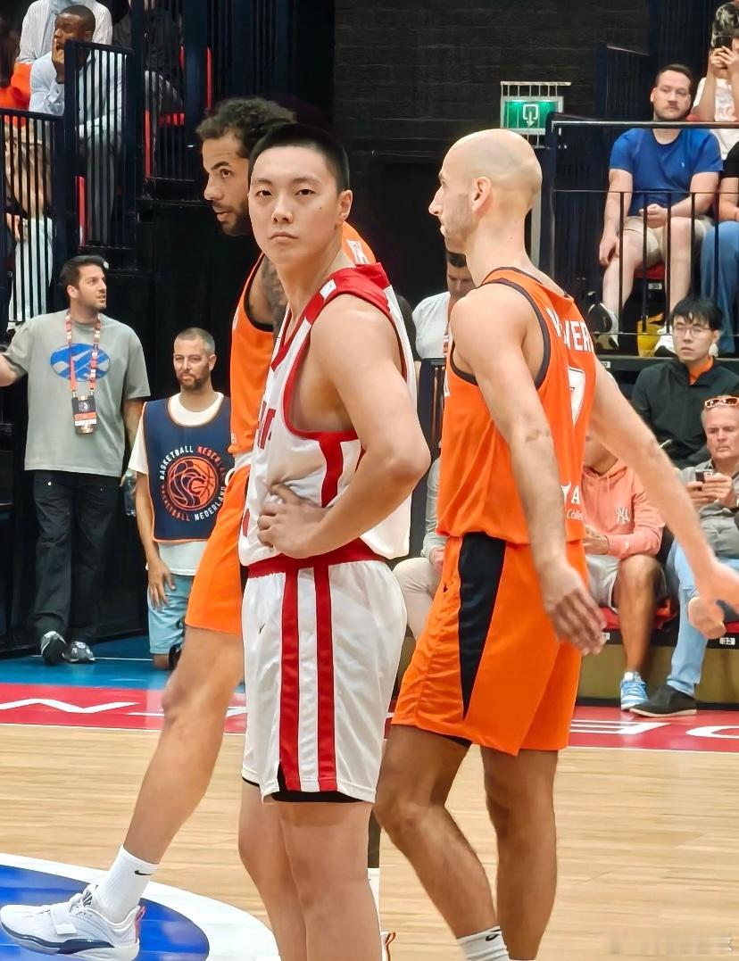 哈哈傲娇俏皮小胡[挤眼]中国男篮vs荷兰男篮 ​​​