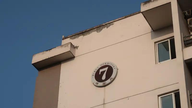 小哥爬7楼送外卖 看到牌匾瞬间愣住 这俩外卖小哥的经历都挺有意思。先说爬7楼那位