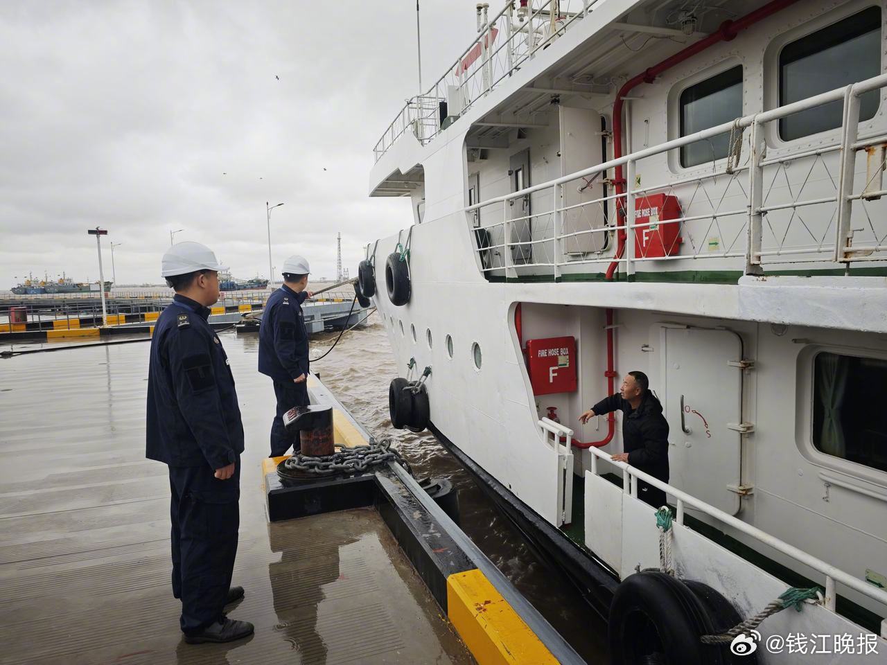 【受寒潮大风影响 #舟山21条水上客运航线停航#】#浙江我熟# 2026年新年伊