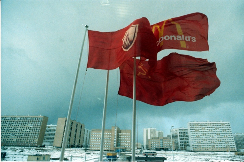 1991年，麦当劳旗帜与苏联国旗、莫斯科市旗一同升起。 ​​​