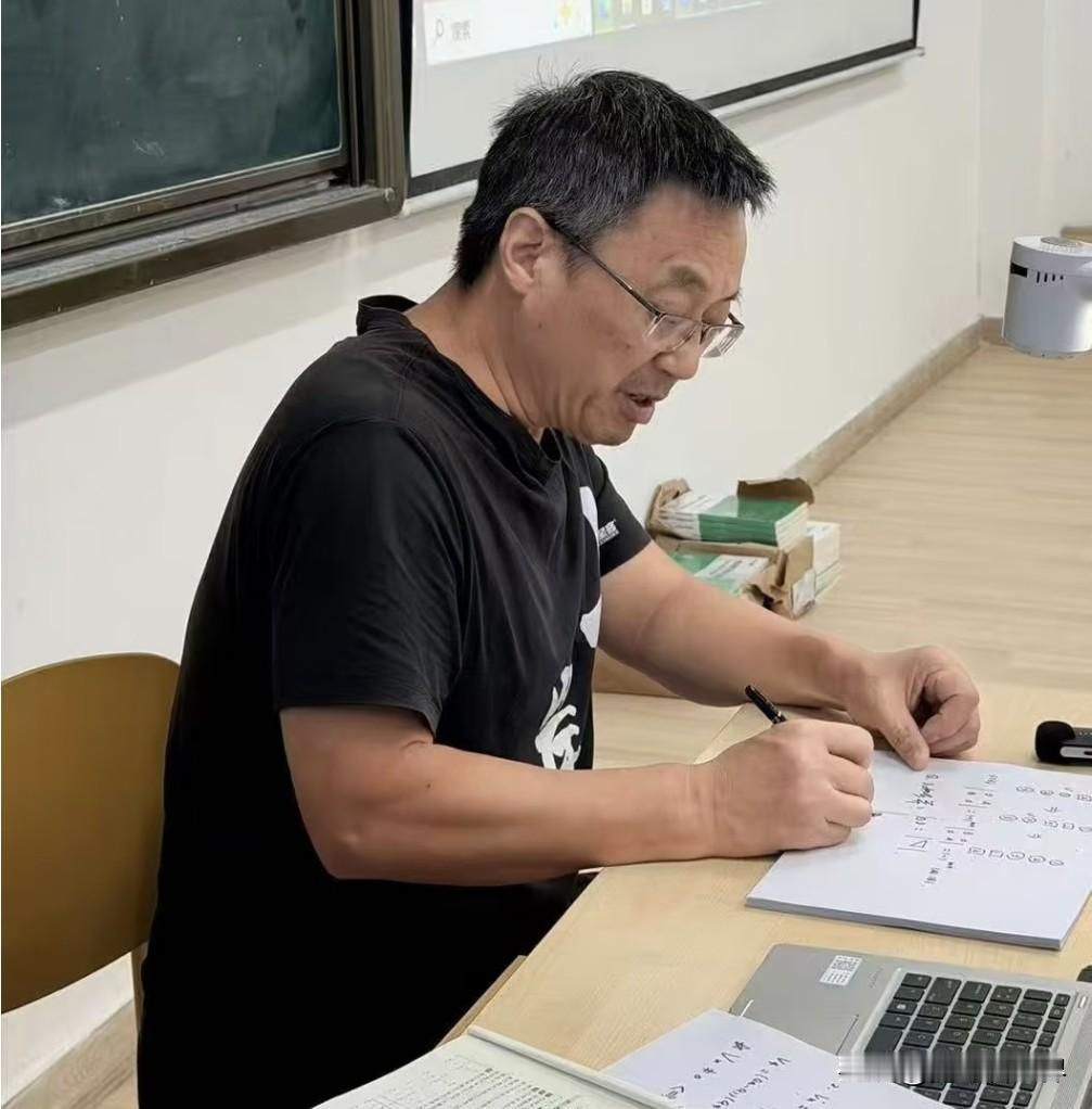 汤家凤建议取消英语主科地位
降低分值权重，引来不少强烈反对
到底是哪些人在反对呢