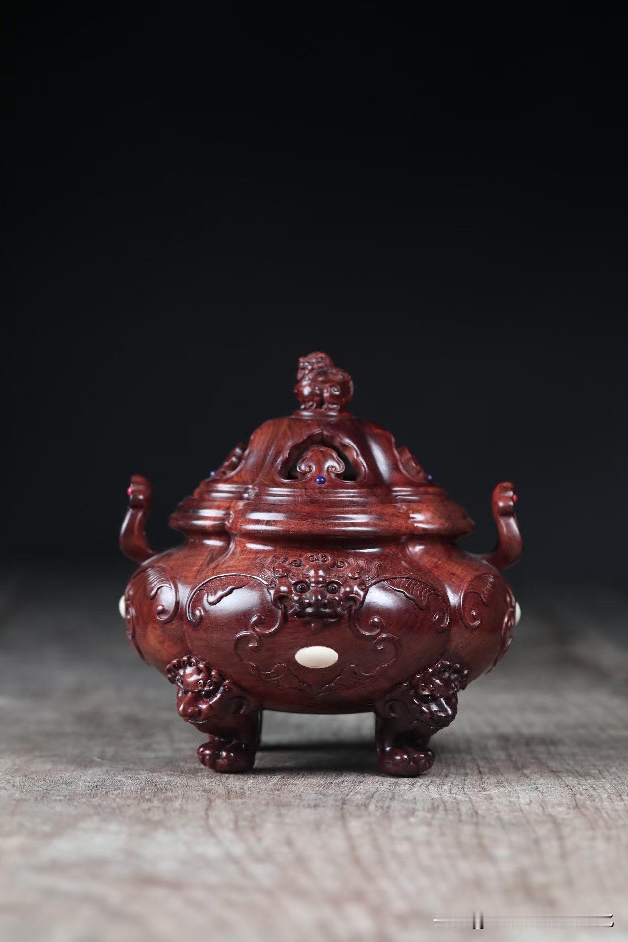 有些香炉，不点香，也自带一股静气。

这尊海南黄花梨紫油梨「四足海棠香兽炉」，最