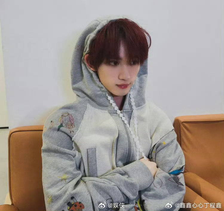 杨迪变出一只猫咪丁程鑫谁被杨迪的魔术惊艳到了！道具看着毫无问题，花样变出超多东西