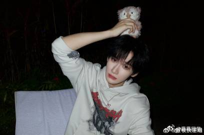 余宇涵直播 这次余宇涵的直播真的是太搞笑了！每个游戏中的小细节都能逗得我哈哈大笑