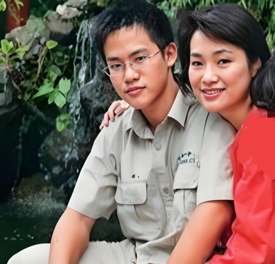 这是柯志恩的儿子，他跟母亲长得很像！眼睛，鼻子和嘴几乎是一模一样，但这娘俩的眼眉