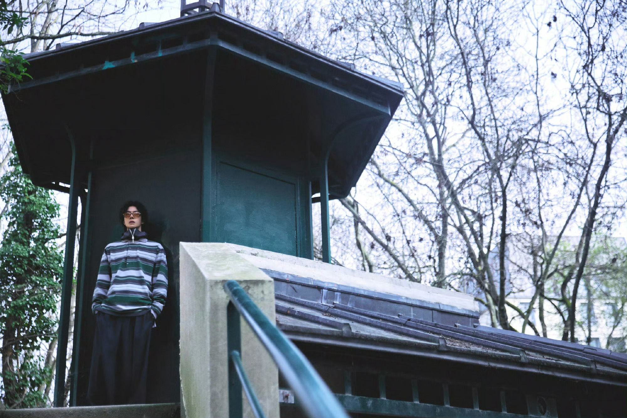 王一博2026秋冬超季上身 王一博第二场大秀造型出图🈶来自2026秋冬款条纹运