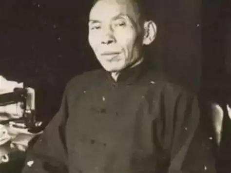 杜月笙的发家史不干净。三鑫公司垄断法租界鸦片贸易，每年经手上亿银元；赌场、放贷、
