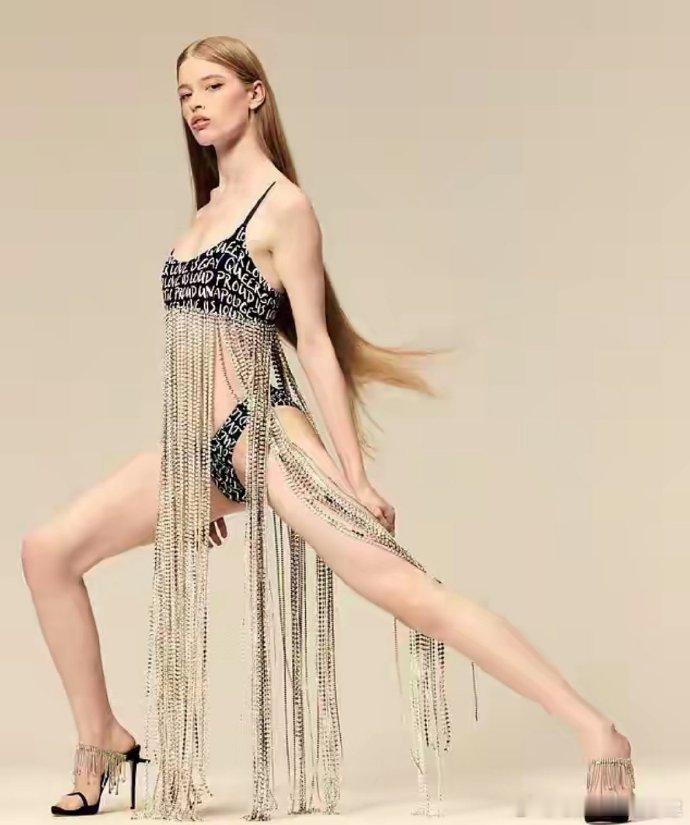 马斯克好大儿（好大女）拍写真了，我想马斯克表情是不是图二