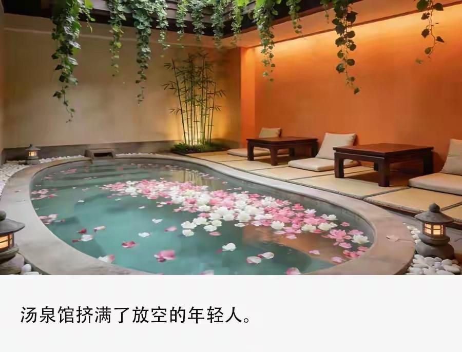 在“悦己消费”盛行的当下，在咖啡厅和图书馆之外，年轻人好像又找到了一个适合自己的