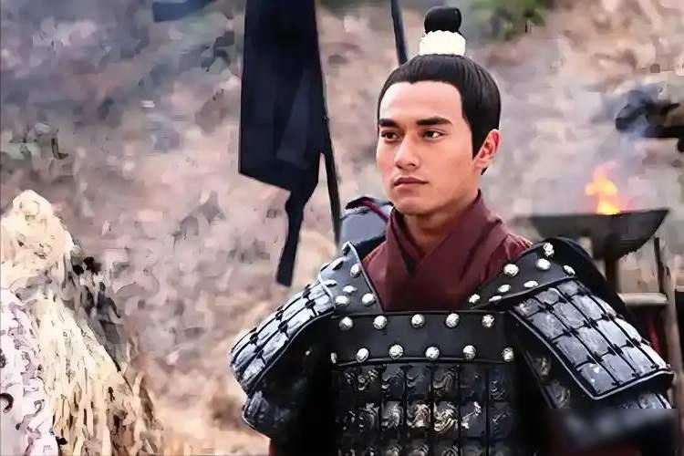 少年时,他蹲在马厩前,给她牵马;她坐在车里,连正眼都没瞧过他一眼。十几年后,他从