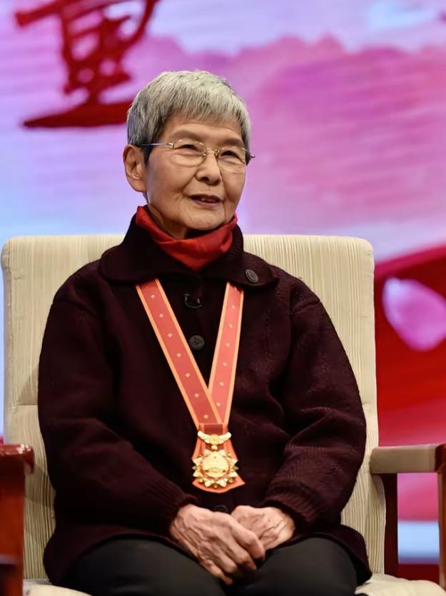 极致讽刺！一辈子守护敦煌的国宝院长年薪20万，24岁外籍主播一年狂拿90万！谁寒
