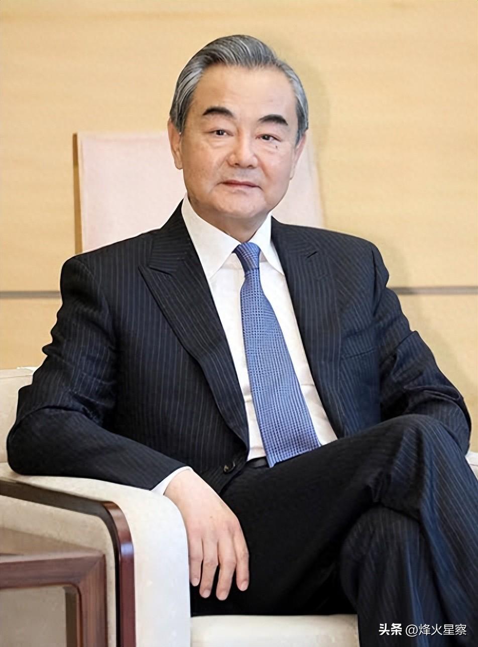 王毅外长长期奔波在外交一线，最新近照让人敬佩，岁月不饶人，虽然满头银发，但精神矍