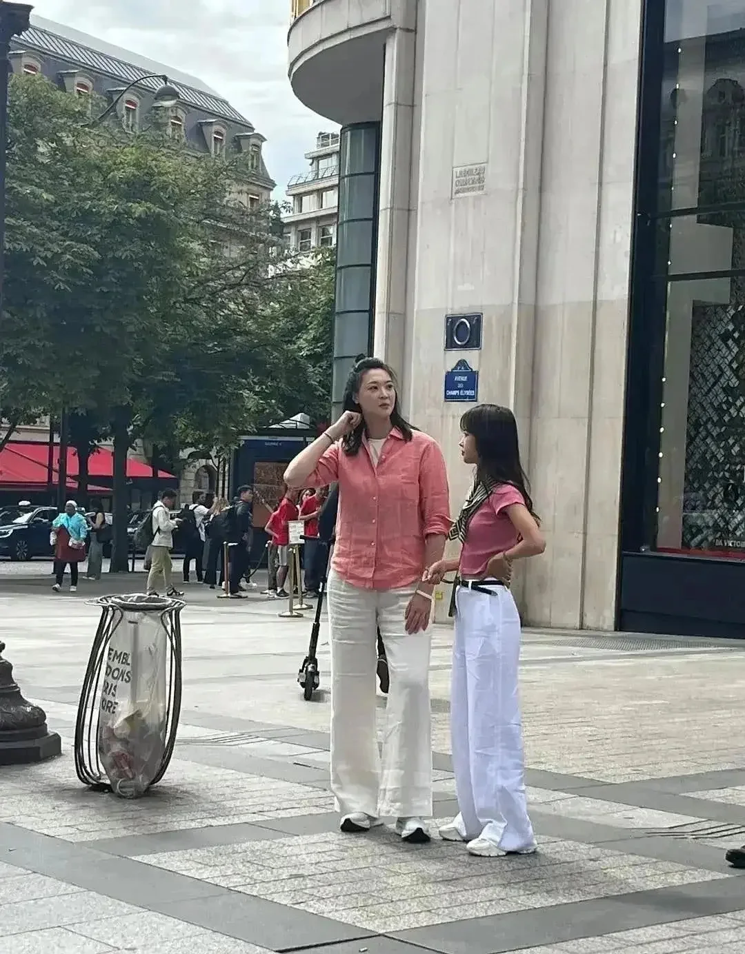 网友偶遇两位明星，有人认得吗？