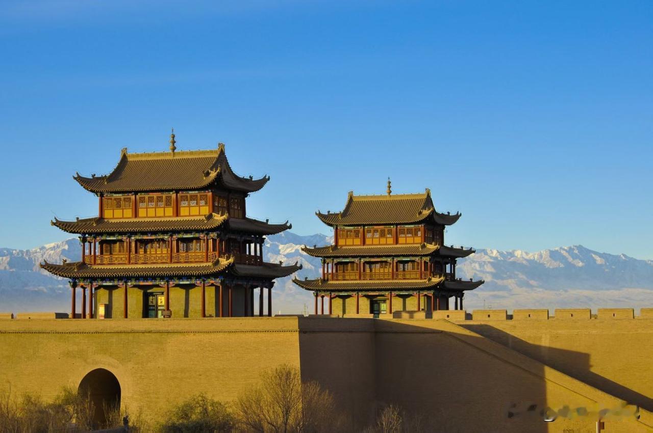 第一张是甘肃嘉峪关，始建于公元1372年，是为了防御西域敌人进攻而修建的。
第二