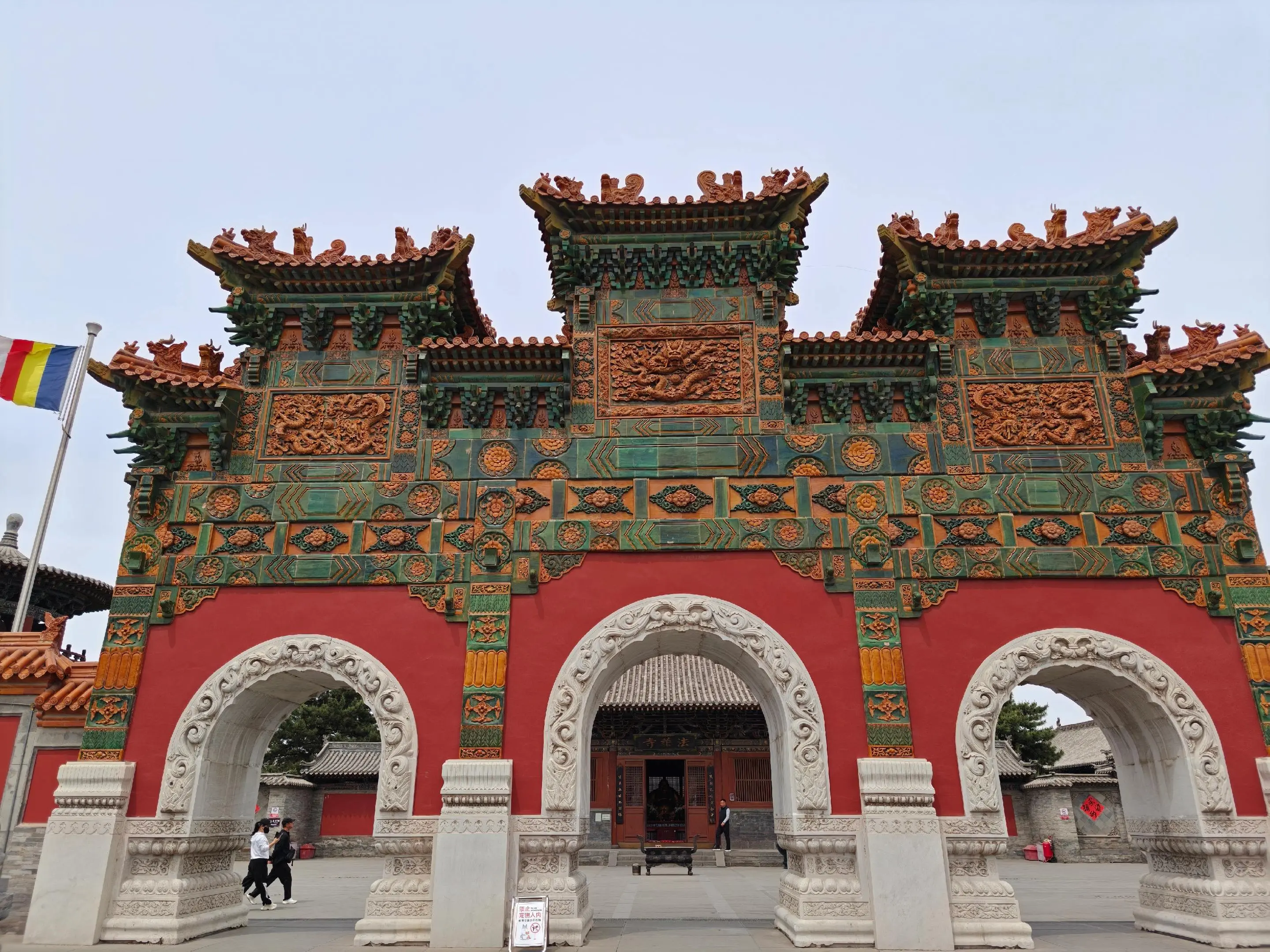 打通法华寺，始建于元末明初。现存建筑中只有白塔是老建筑，国保文物，其他...
