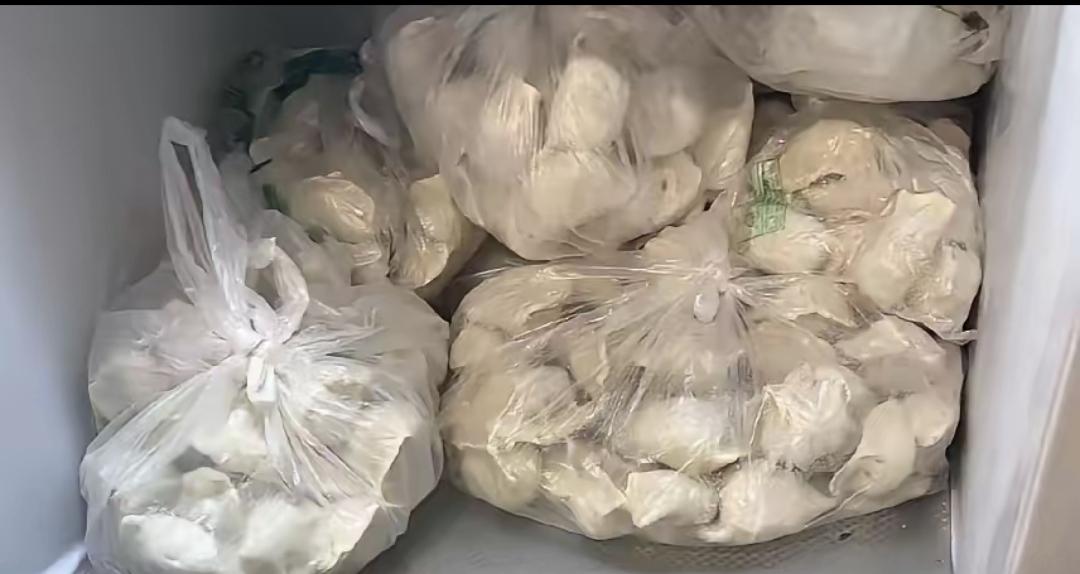 我们单元住着位86岁的老太太，膝盖动过手术下不了楼。每天就吃三种馅的大包子，都是