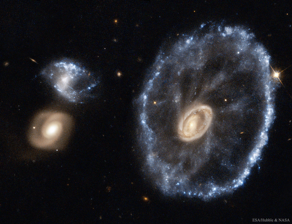 #每天一天文图# 哈伯望远镜拍摄的车轮星系 ​​​